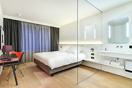 R hotel experiences